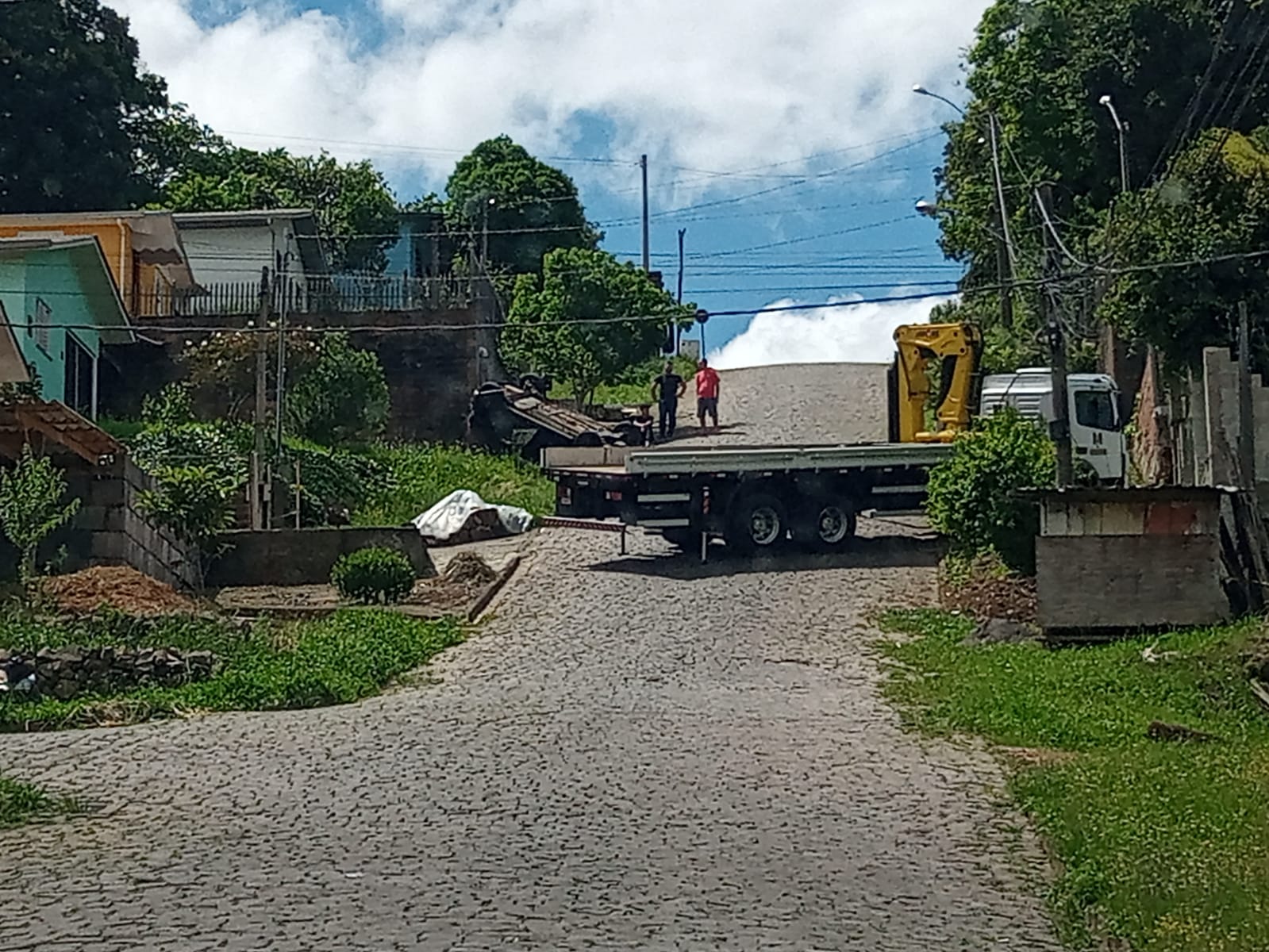 Carro capota em ladeira do bairro Santini, em São Marcos