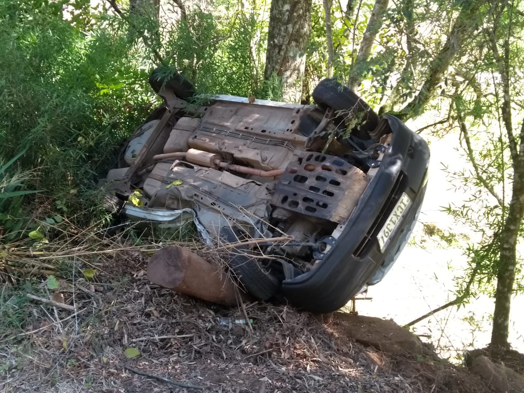 Condutor fica ferido após tombamento na Linha Tuiuti