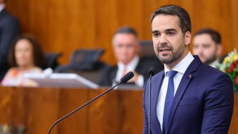 Primeiro governador reeleito no Rio Grande do Sul, Eduardo Leite tomou posse neste domingo (1)