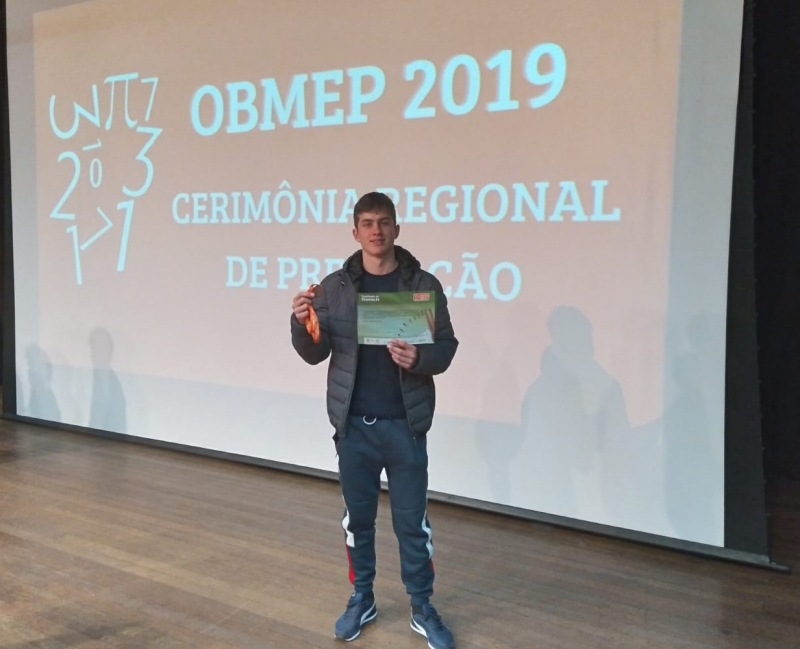 Estudante de Campestre é premiado em Olimpíada de Matemática e recebe medalha