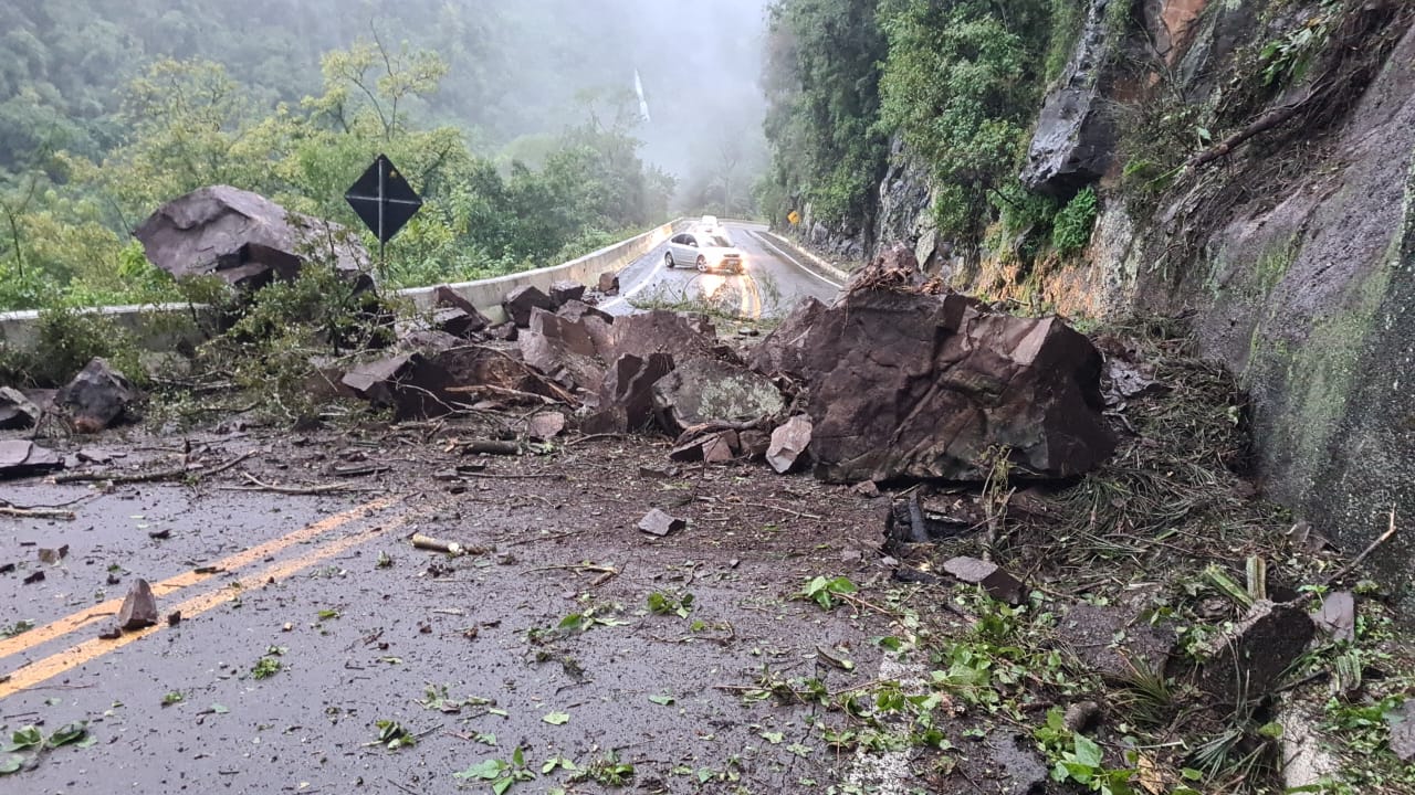Queda de barreira interrompe totalmente o trânsito na BR 116, em Galópolis