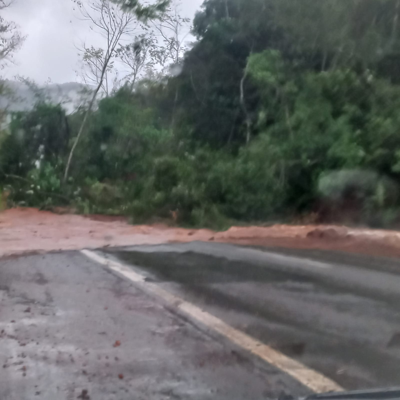 Queda de barreira interdita a BR-116 entre São Marcos e Campestre da Serra