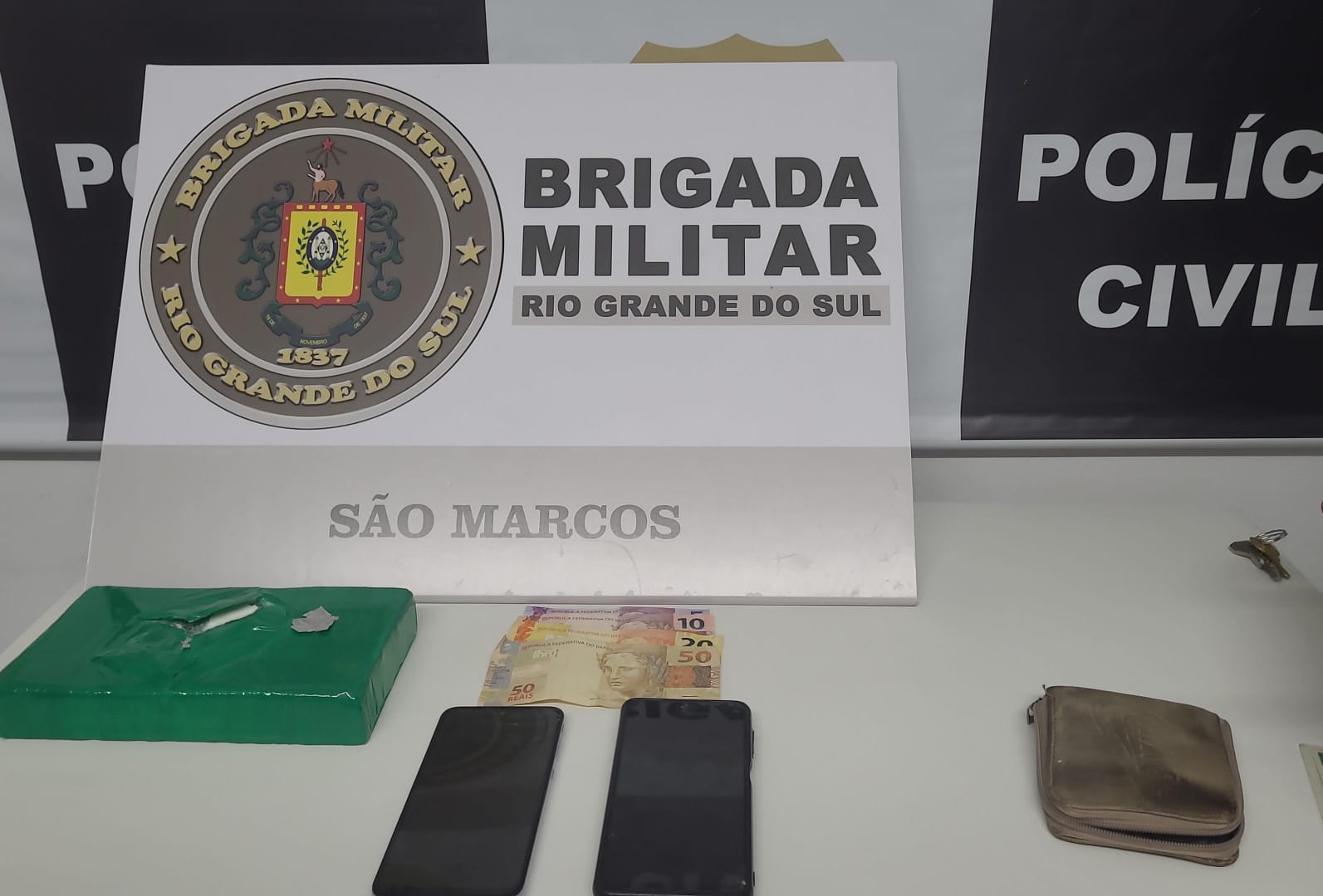 Polícia Civil e Brigada Militar desmantelam depósito de drogas no Centro de São Marcos
