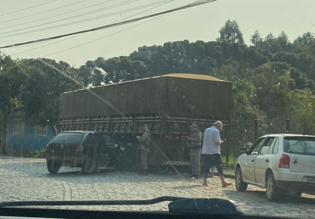 Condutor abandona veículo após colidir em caminhão estacionado em São Marcos