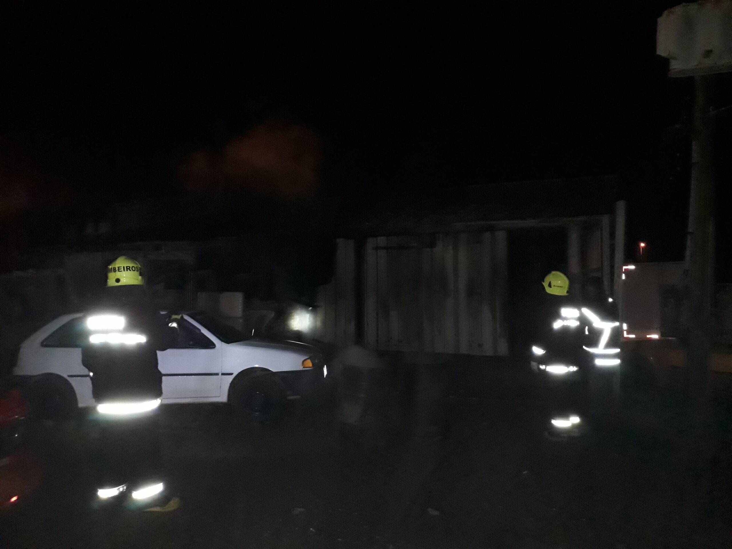 Bombeiros controlaram incêndio em barracão nesta madrugada