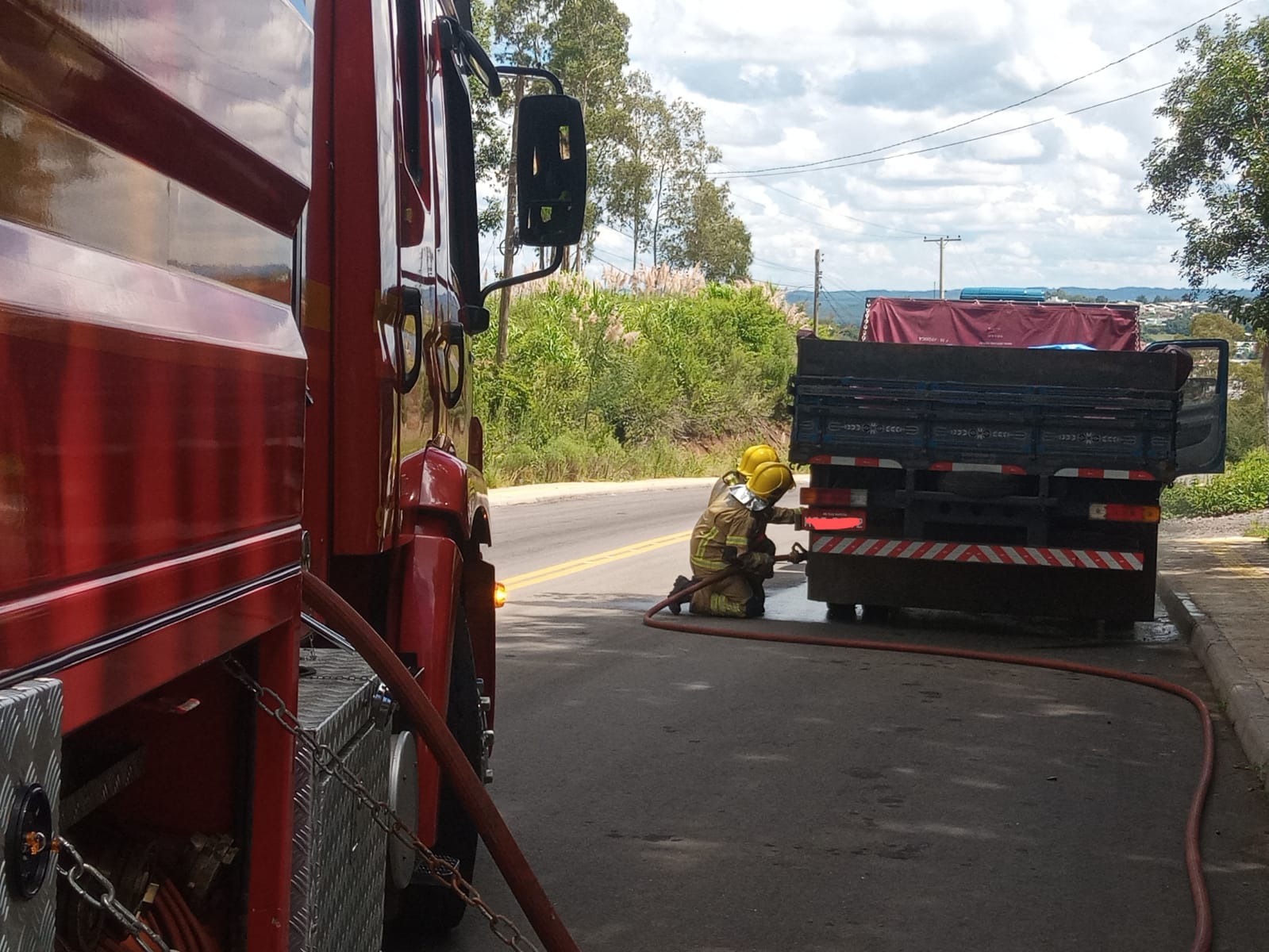 Bombeiros atenderam princípio de incêndio em veículo na tarde desta quinta-feira