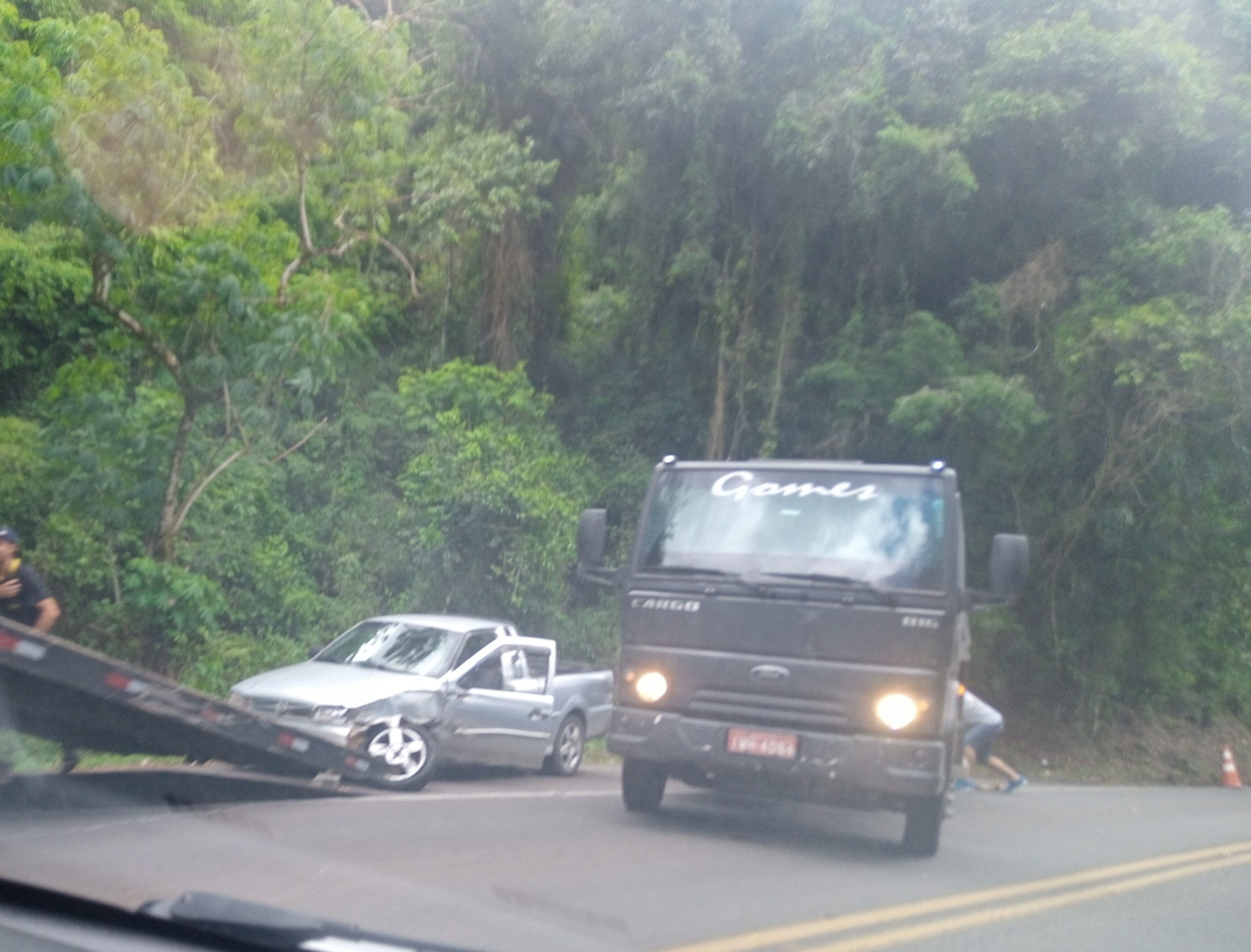 Colisão entre dois veículos na BR 116