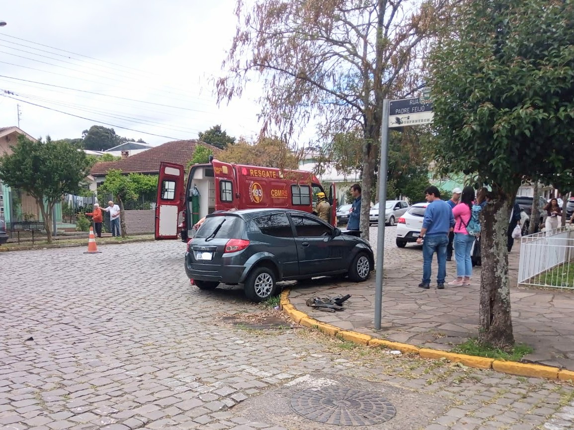 Colisão entre dois veículos deixou uma mulher ferida esta manhã