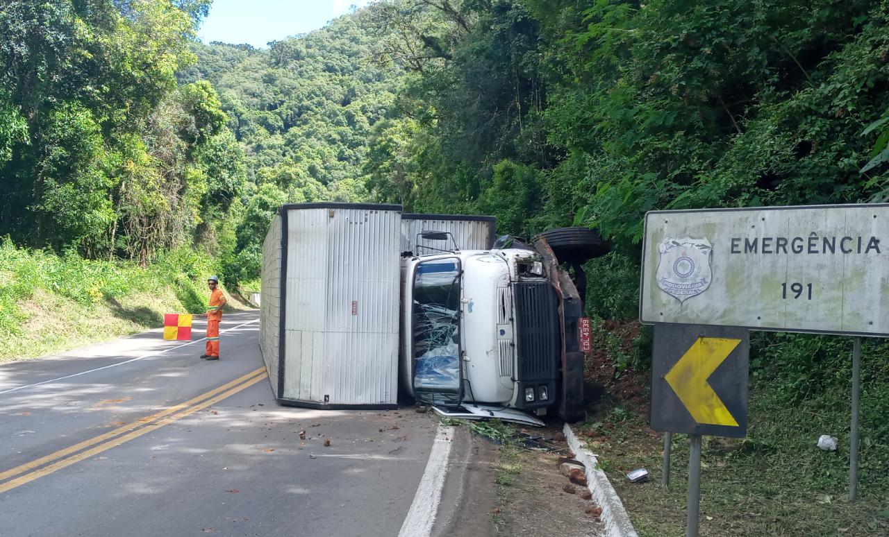 Tombamento deixa o trânsito lento esta manhã na BR-116 em São Marcos