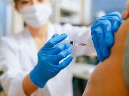 OMS recomenda a 4ª dose da vacina contra Covid apenas para públicos mais vulneráveis