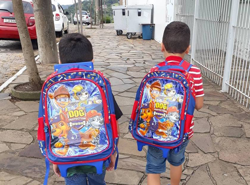 Após recesso escolar, estudantes retornam às salas de aula nesta segunda