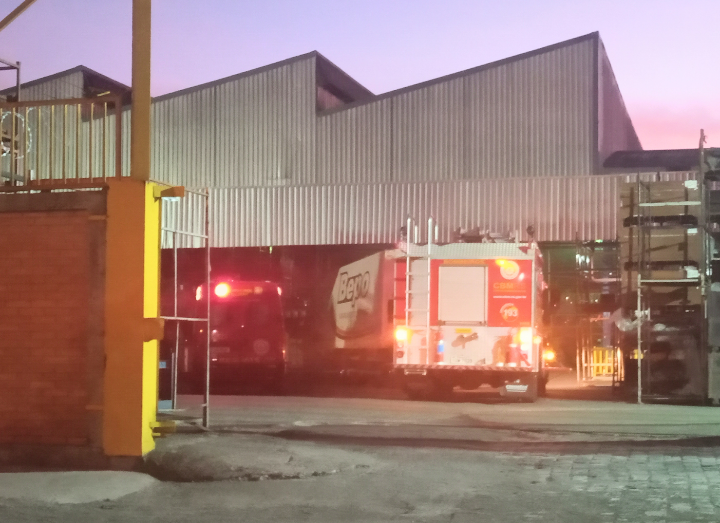Bombeiros atenderam princípio de incêndio em metalúrgica nesta madrugada