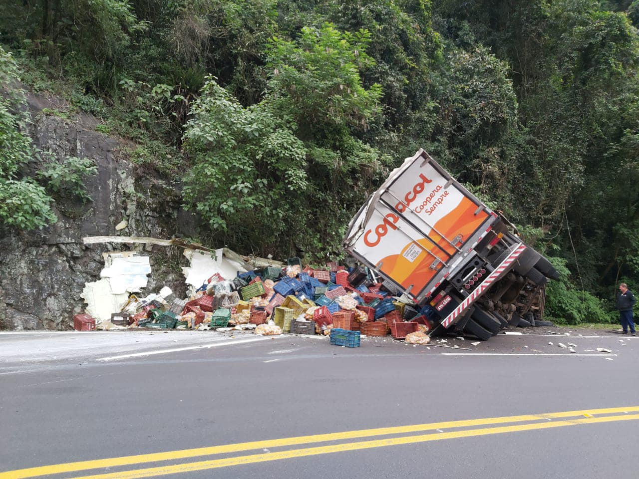 Motorista fica ferido em acidente com caminhão esta manhã na ERS-122