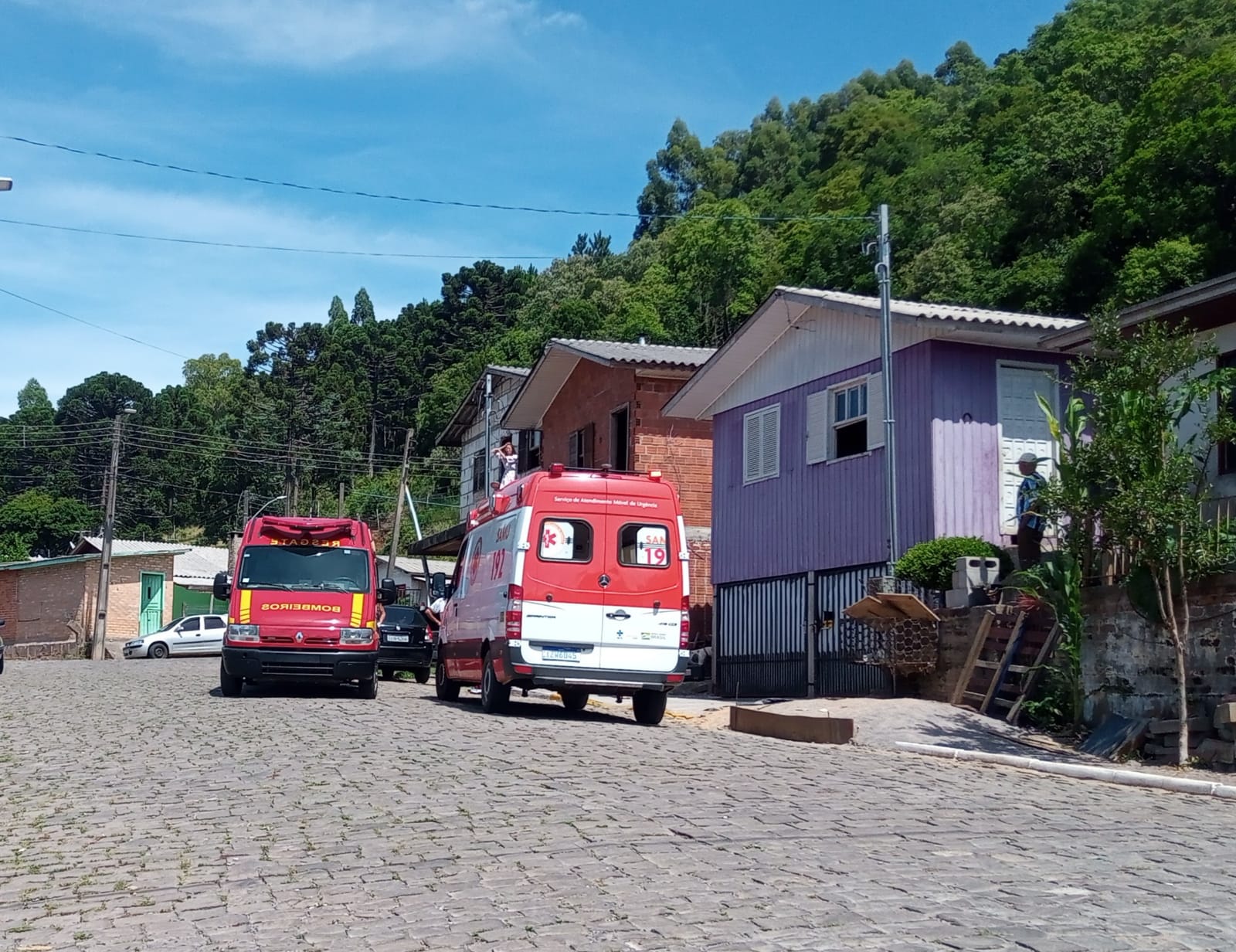 Queda de escada deixou homem ferido neste domingo