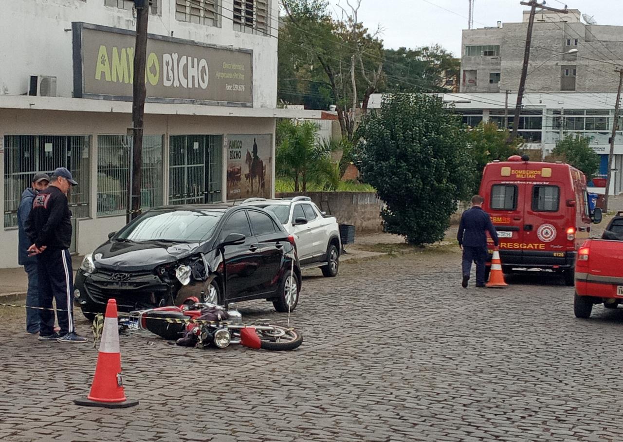 Colisão entre carro e moto deixa homem ferido