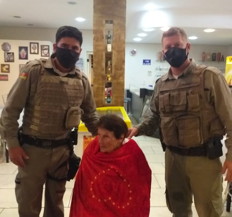 Policiais militares salvam idosa de 97 anos de incêndio em Ipê
