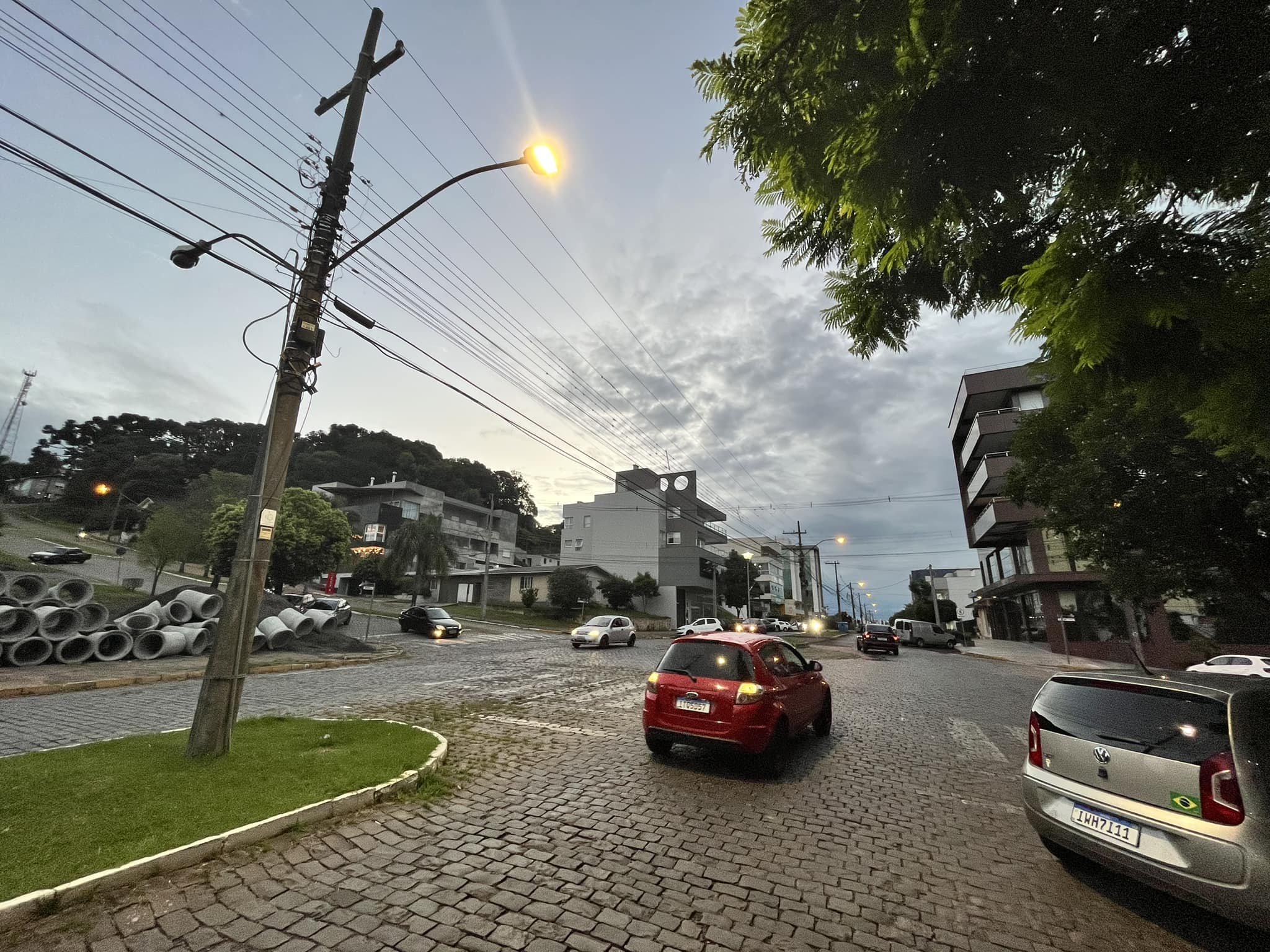 Trânsito na última rotatória da Av. Venâncio Aires está interditado para conclusão da obra de asfaltamento