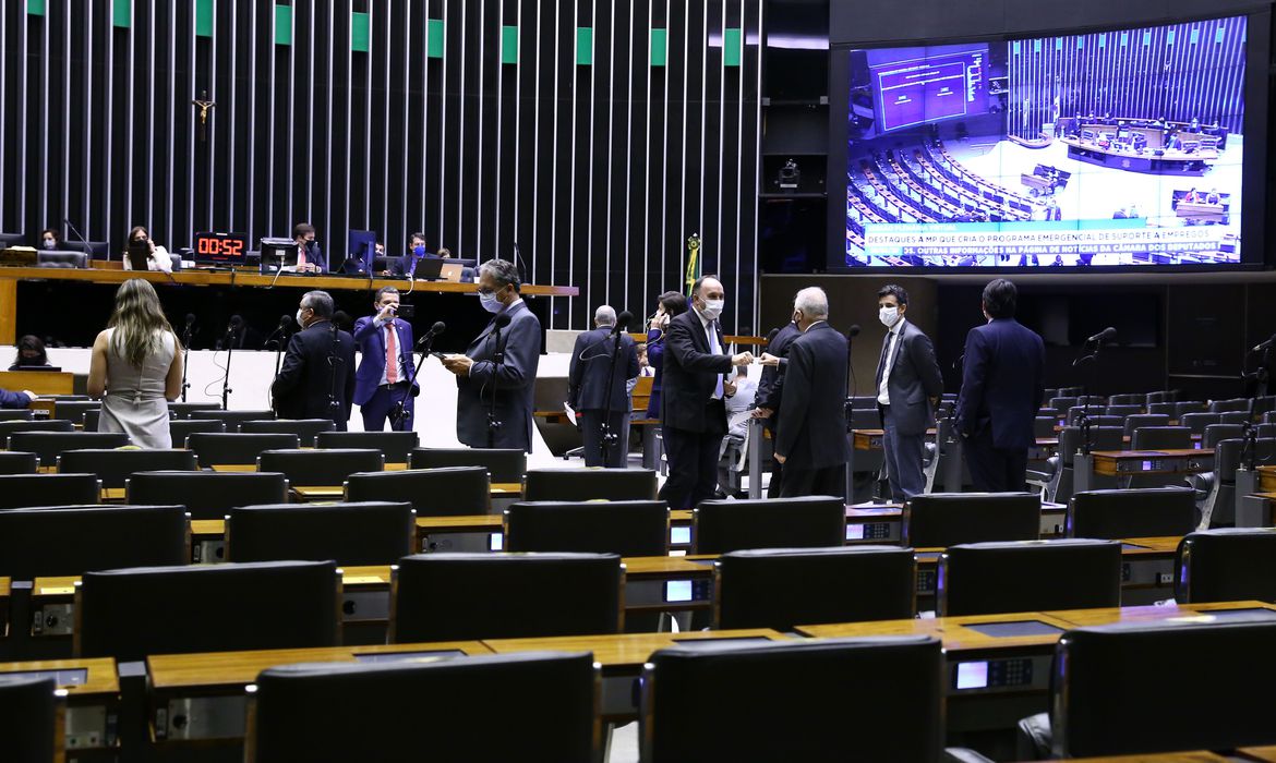 Câmara aprova PEC que adia eleições para novembro