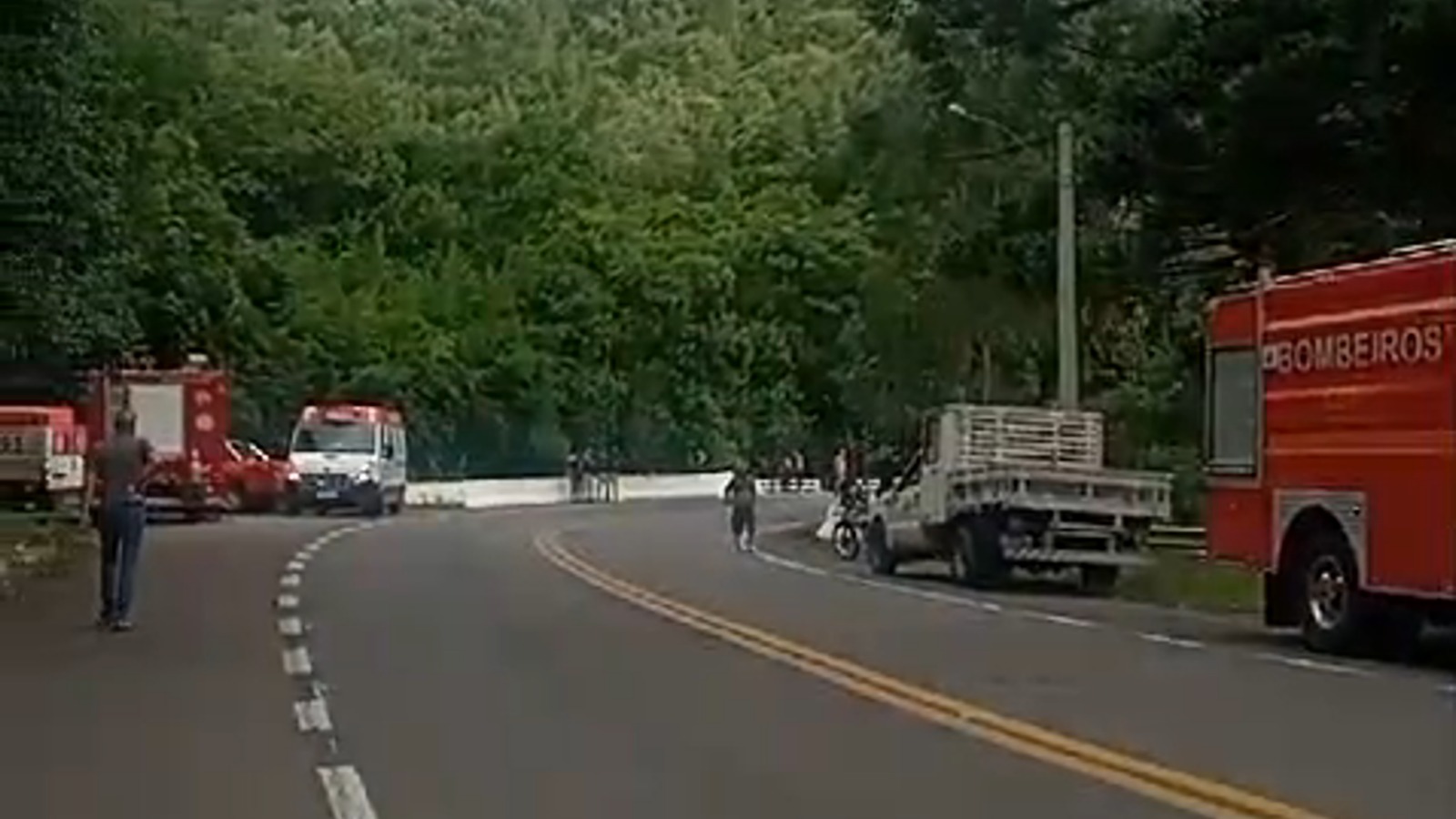 Bloqueio na BR 116 para retirada de caminhão acidentado entre São Marcos e Caxias do Sul
