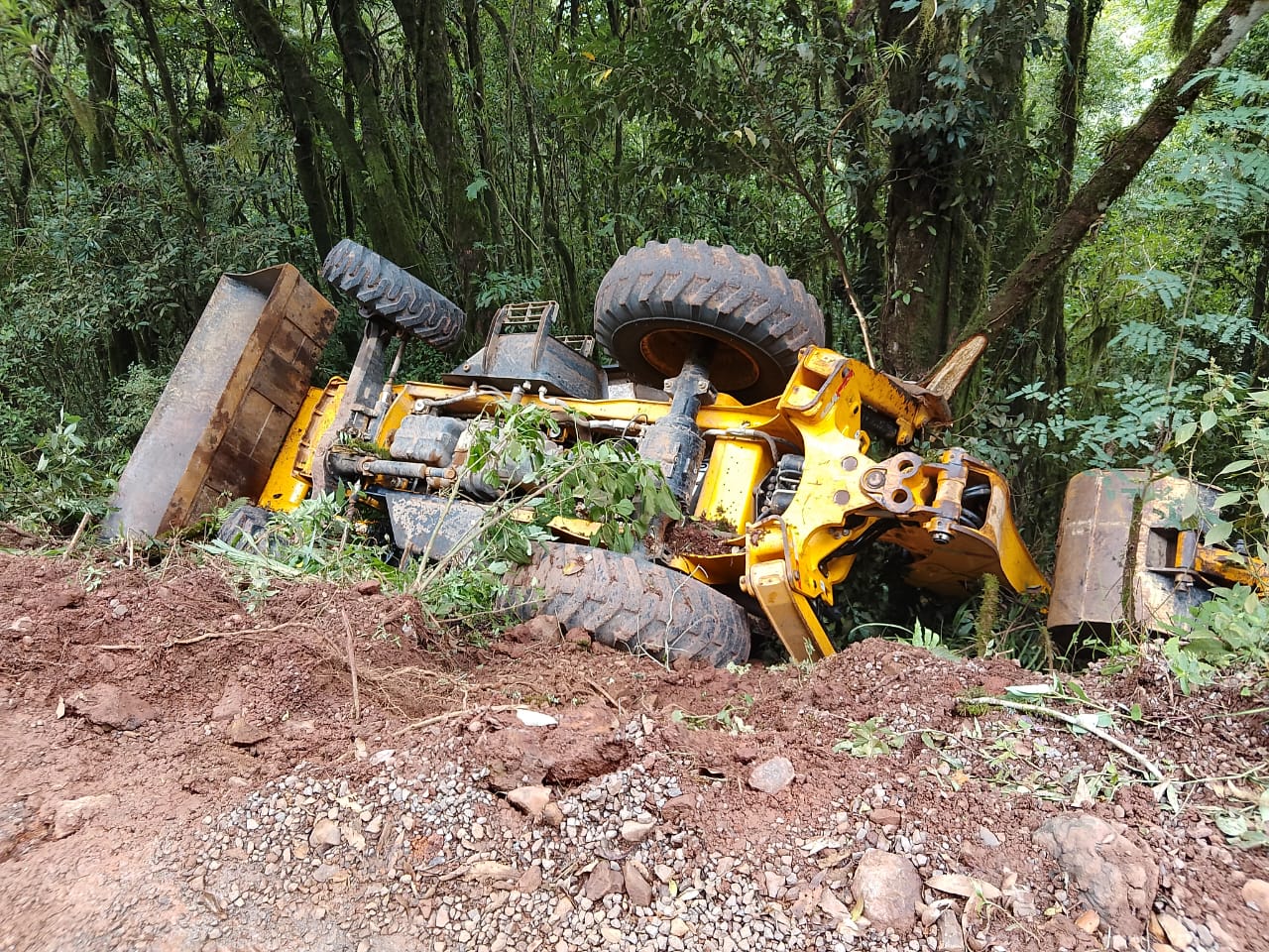Máquina de obra capota em meio a esforços de recuperação e asfaltamento na Estrada 500