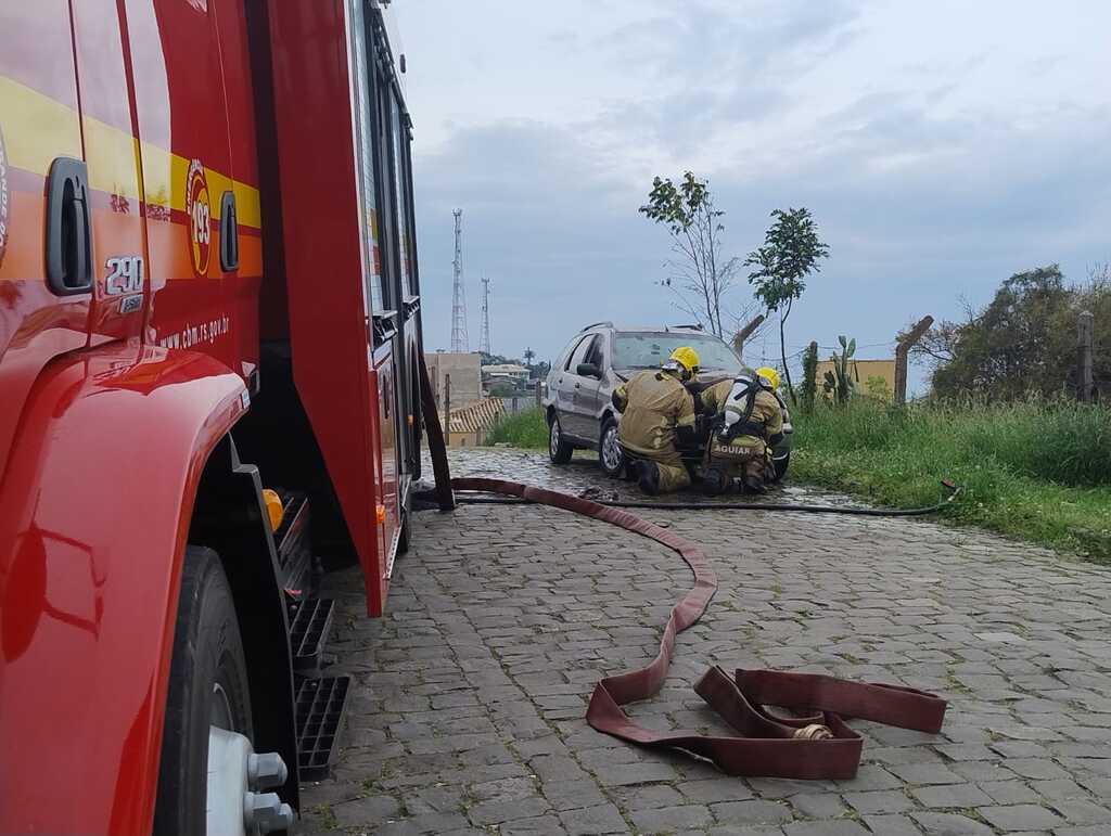Princípio de incêndio atinge veículo no bairro Henrique Pante, em São Marcos