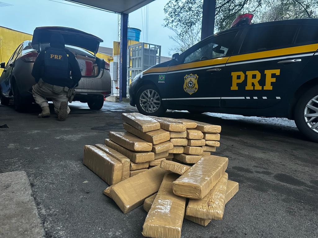 PRF prende traficante com carro roubado e mais de 600 quilos de maconha em Caxias