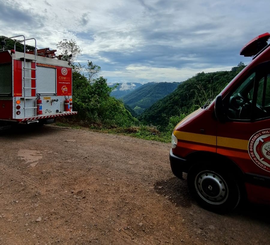 Condutor perdeu o controle e veículo caiu em ribanceira em Santo Henrique nesta quinta-feira