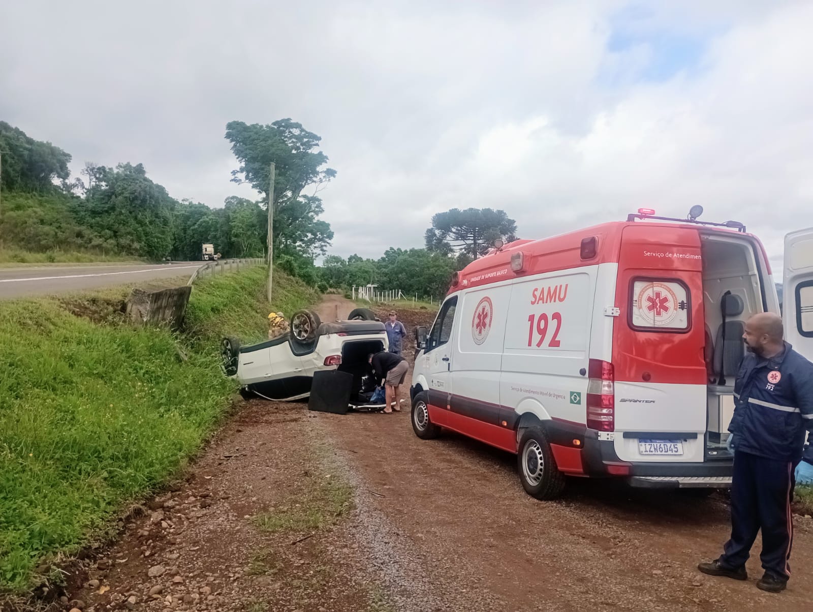 Duas pessoas ficam feridas em capotamento na BR-116 em São Marcos