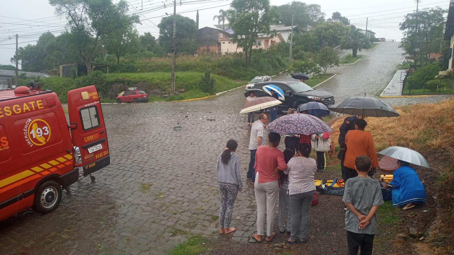 Atropelamento em São Marcos: vítima conduzida ao hospital após colisão de veículos