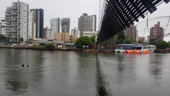 Dezenas de pessoas caíram na água após rompimento de cabos da ponte pênsil em Torres