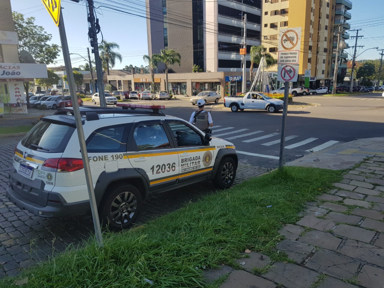 Jovem fugiu de abordagem e foi preso por desacato esta tarde