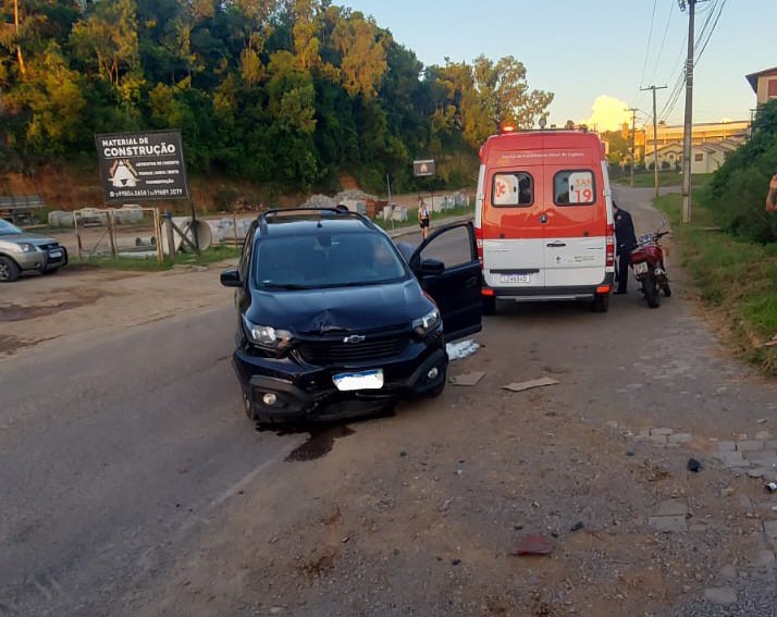 Homem ficou ferido após colisão entre carro e moto na VRS 315 nesta segunda