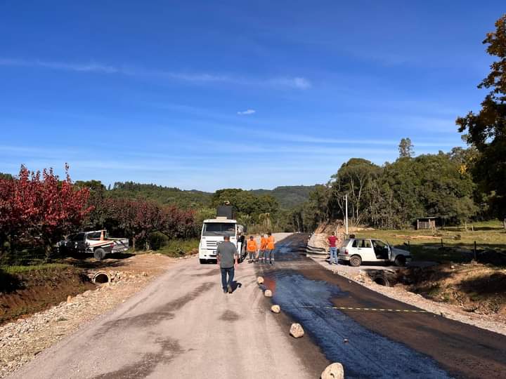 Trânsito totalmente  interrompido em São Roque para aplicação de camada asfáltica