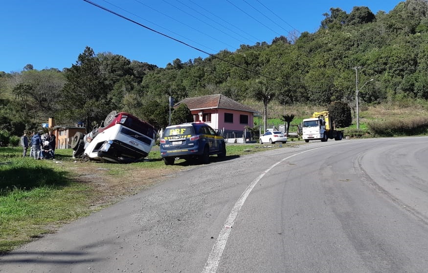 PRF atende tombamento na Parada Cristal