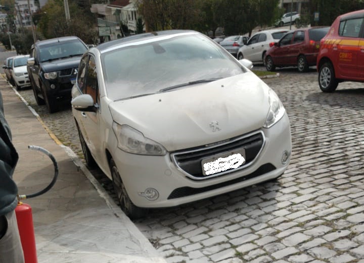 Dois homens em uma moto teriam ateado fogo em Peugeot no centro esta manhã