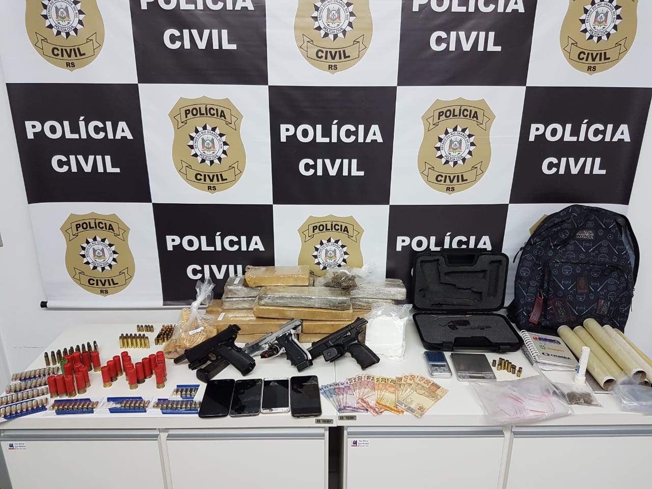 Polícia Civil prendeu 4 indivíduos por tráfico de drogas esta manhã