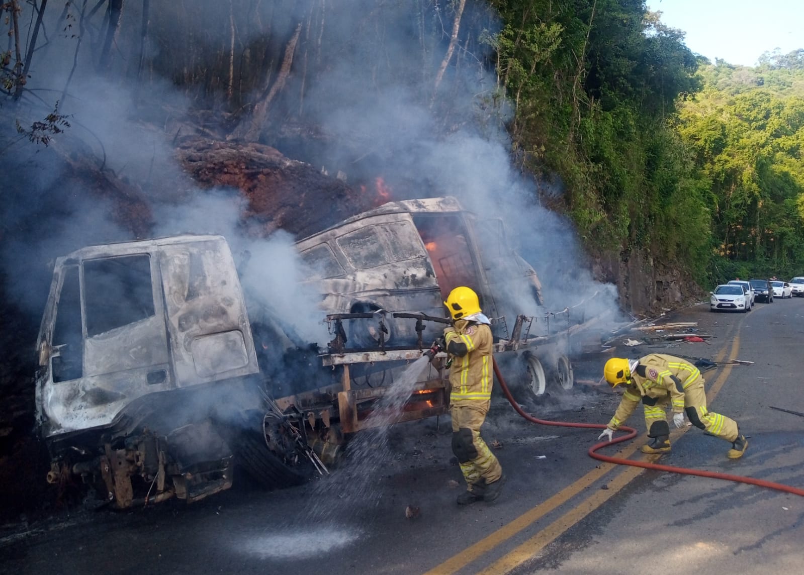 Motorista de caminhão que pegou fogo esta tarde foi salvo por populares