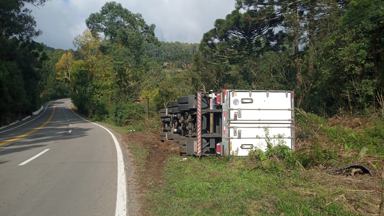 Caminhão tombou as margens da BR 116 em São Marcos