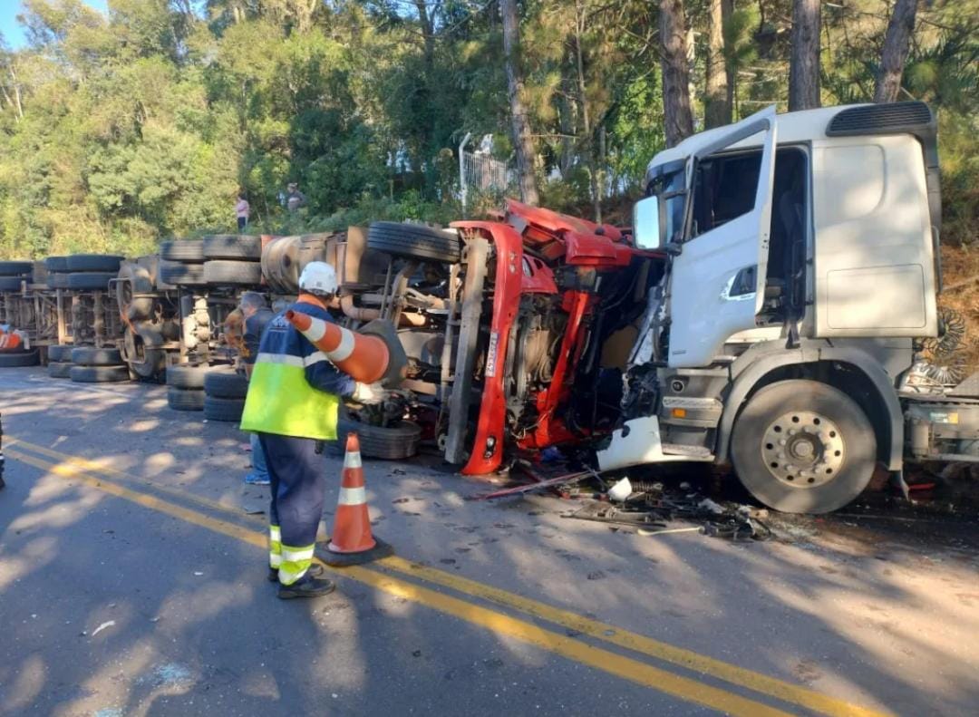 Carreta tomba e bate de frente com caminhão na ERS-122 entre Antônio Prado e Ipê