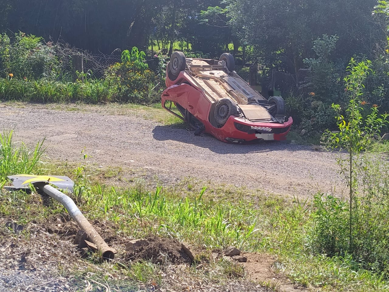 Carro capotou na BR-116 em Pedras Brancas nesta segunda