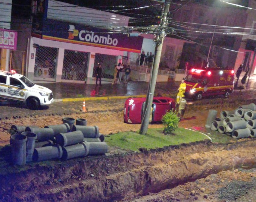 Veículo entra em canteiro de obras da avenida e tomba em vala
