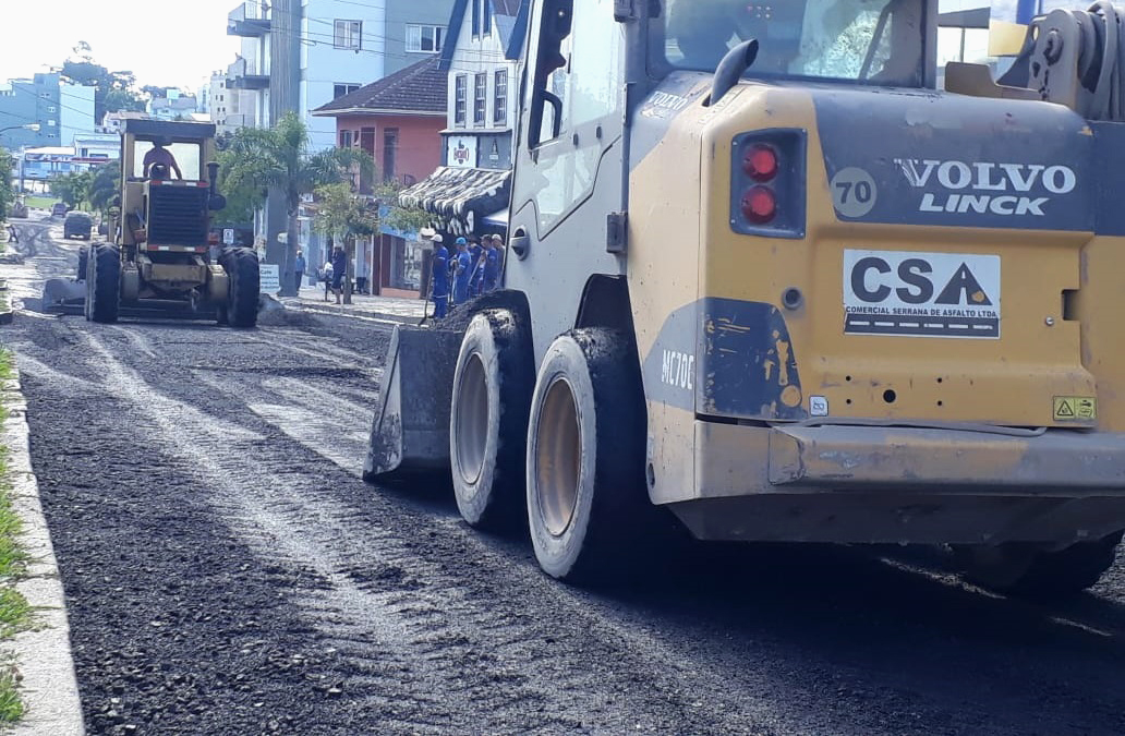 Avenida recebe primeira camada de asfalto