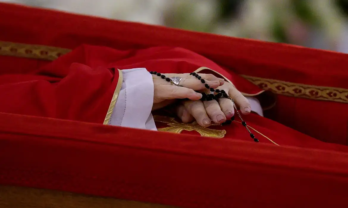 Mais de 20 mil fiéis se despedem do Papa Francisco no Vaticano