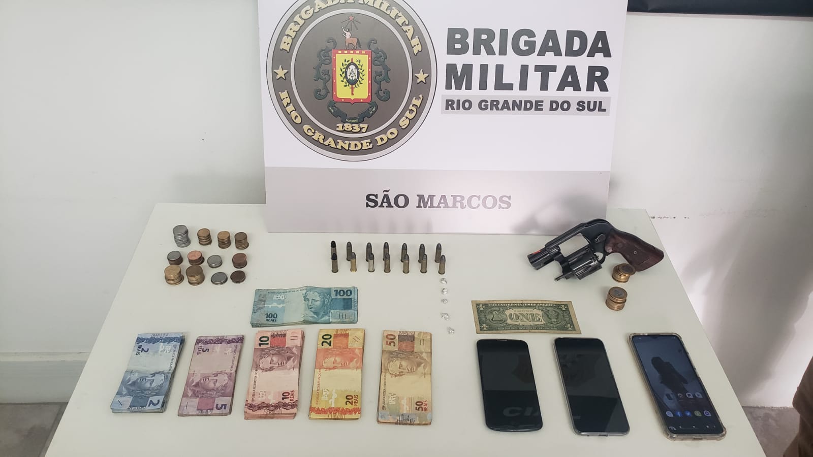 Dois jovens foram presos por tráfico de drogas e posse de arma em São Marcos