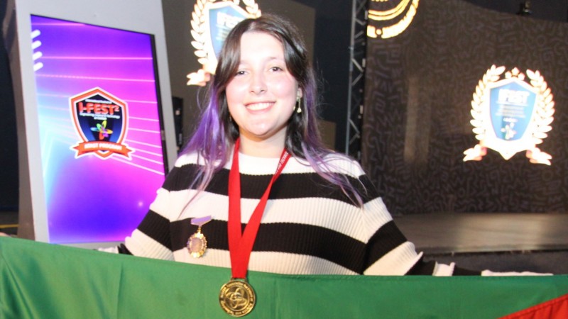 Jovem pesquisadora gaúcha ganha medalha de ouro em feira na Tunísia