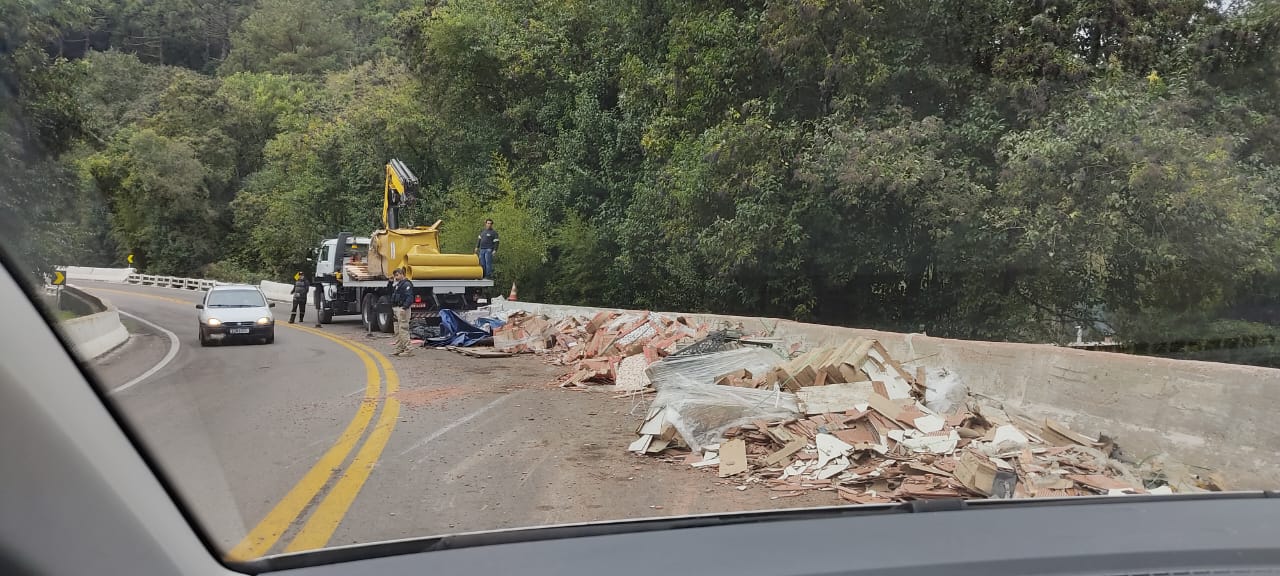 Pista segue parcialmente interrompida entre São Marcos e Caxias