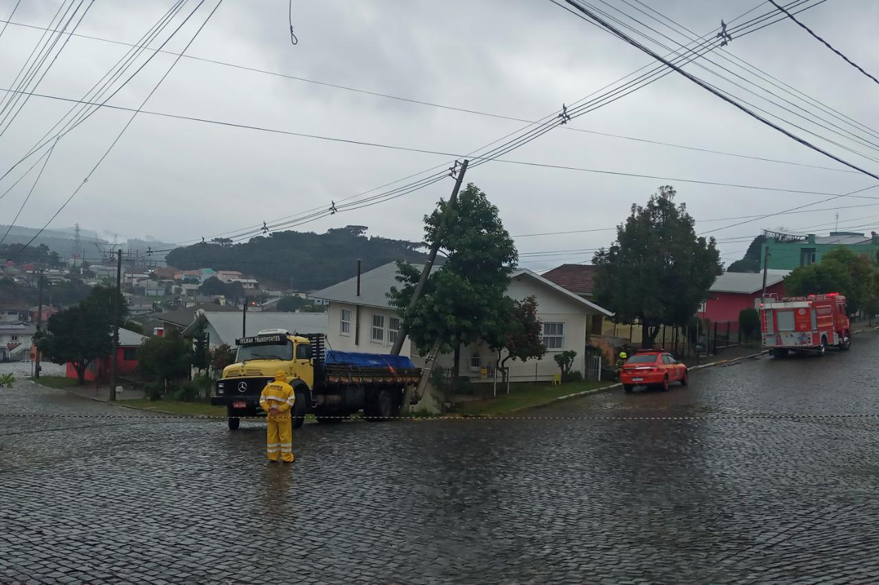 Caminhão bateu em poste de alta tensão esta manhã no Henrique Pante