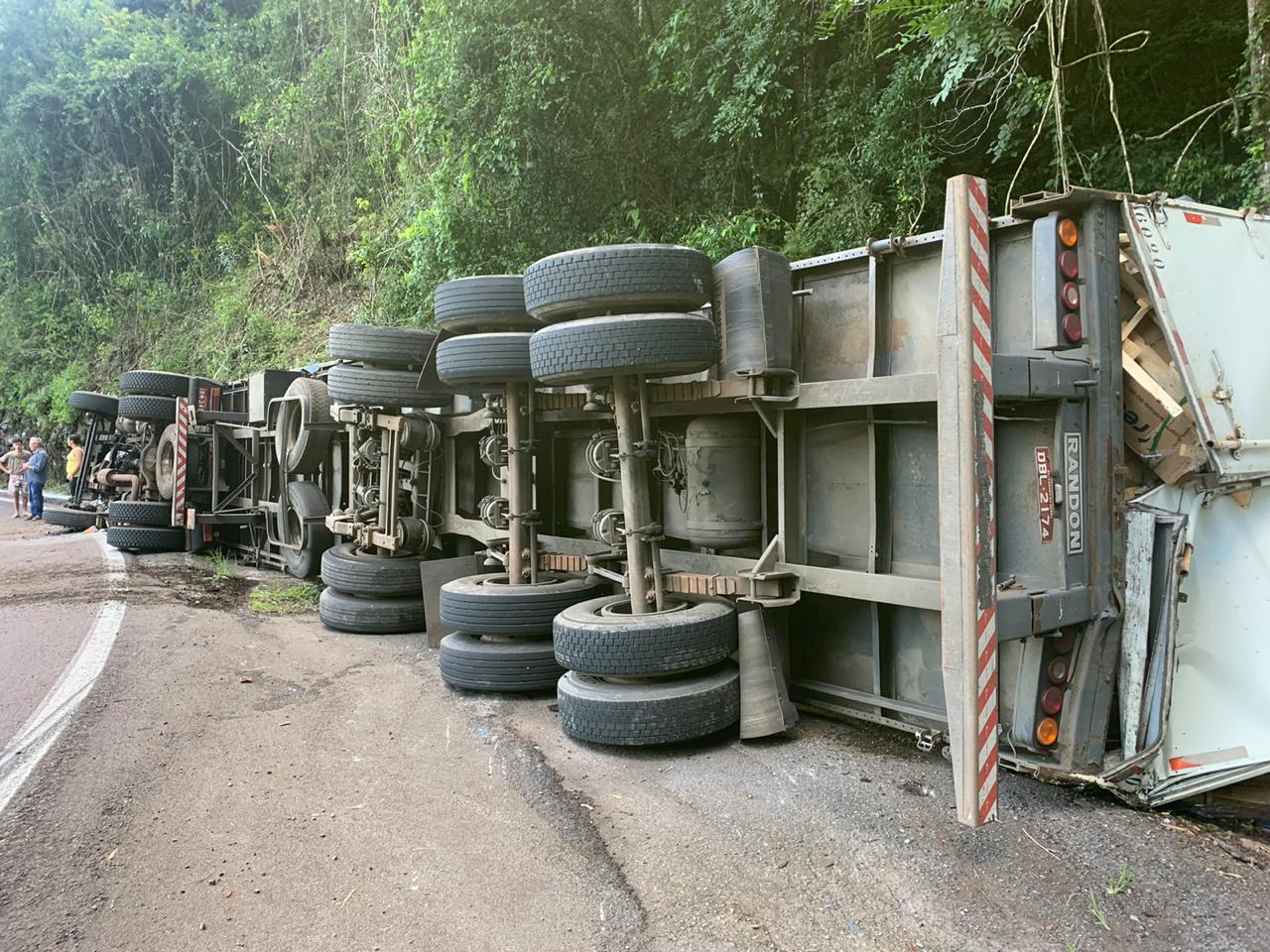 Samu e Bombeiros atenderam um tombamento de caminhão nesta sexta