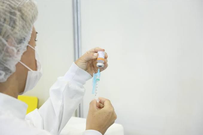 Estado distribuirá doses de Pfizer para avançar a imunização contra Covid-19 de adolescentes