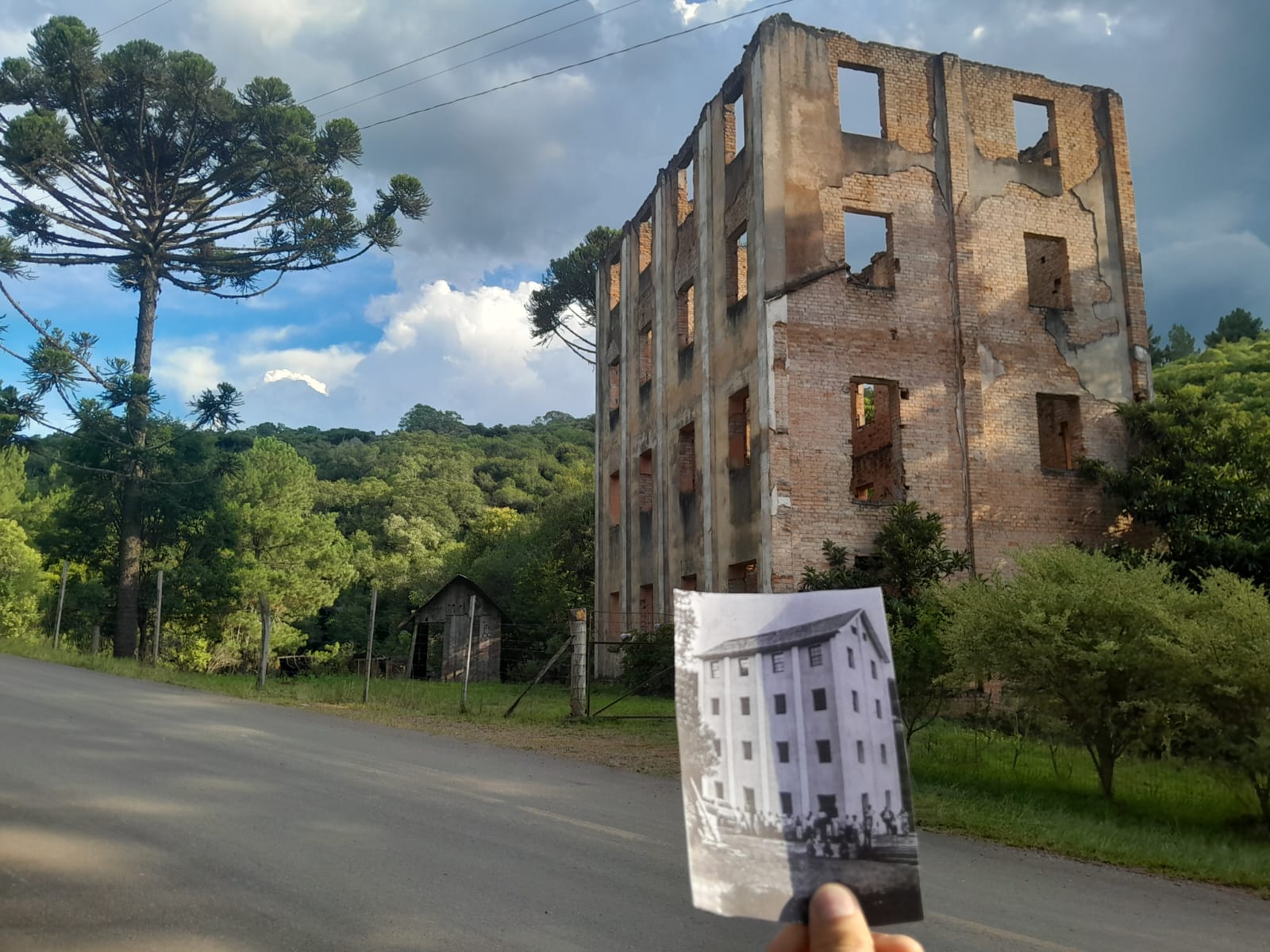Um gigante adormecido na beira da estrada
